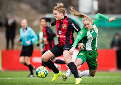 Brommapojkarnas Fia Grönborg i kamp om bollen med