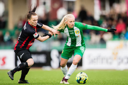 Brommapojkarnas  Filippa Wallén i kamp om bollen med