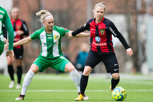 Hammarbys Emma Jansson i kamp om bollen med Brommapojkarnas