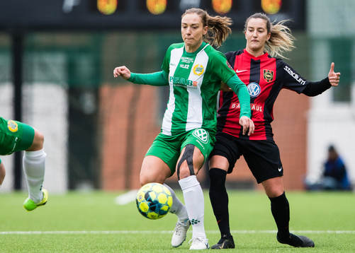Hammarbys Fanny Johansson i kamp om bollen med