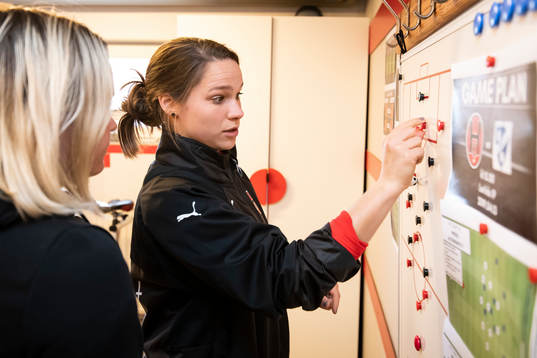 Hittarps tränare Ieva Kibirkstis instruerar Lisa Håkansson