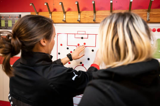 Hittarps tränare Ieva Kibirkstis instruerar Lisa Håkansson