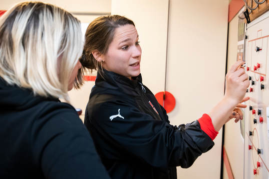 Hittarps tränare Ieva Kibirkstis instruerar Lisa Håkansson