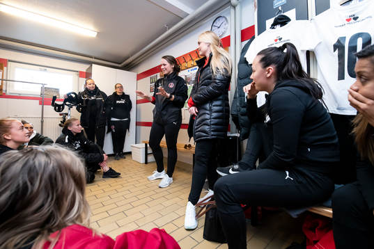 Hittarps tränare Ieva Kibirkstis instruerar laget i