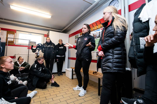 Hittarps tränare Ieva Kibirkstis instruerar laget i