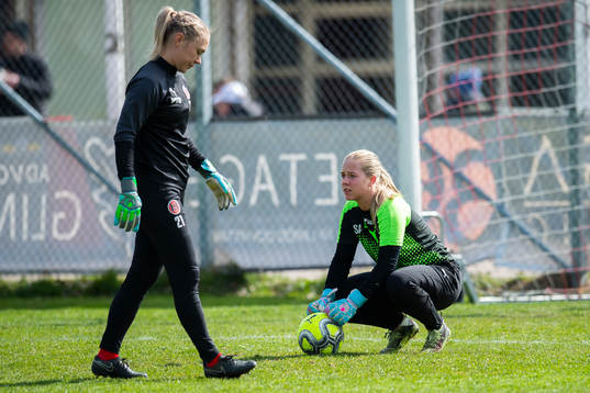 Hittarps målvakter Josefin Månsson och Sofia Andersson