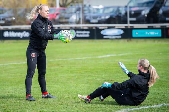 Hittarps målvakter Josefin Månsson och Sofia Andersson