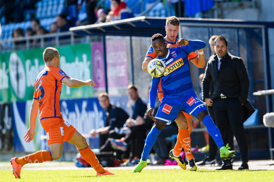 Brice Wembangomo of Sandefjord and Hólmbert Fridjónsson
