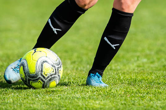 Fotbollsspelare med boll