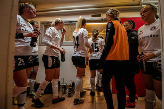 Hittarps spelare går in till omklädningsrummet