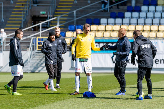 Falkenbergs spelare före fotbollsmatchen i Allsvenskan