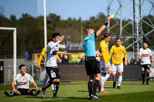 Häckens Alexander Jeremejeff deppar när han får gult