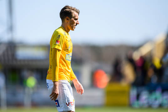 Falkenbergs Tobias Karlsson utgår skadad