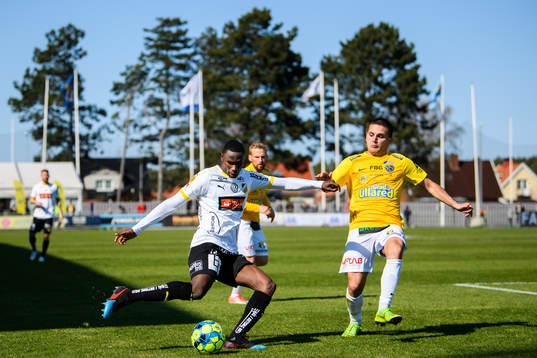 Häckens Elohor Ekpolo slår ett inlägg