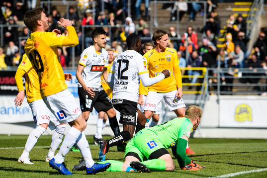 Häckens Elohor Ekpolo jublar