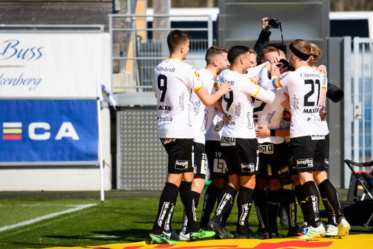 Häckens spelare jublar