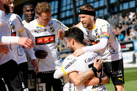 Häckens spelare jublar