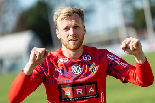 Häckens målvakt Peter Abrahamsson jublar