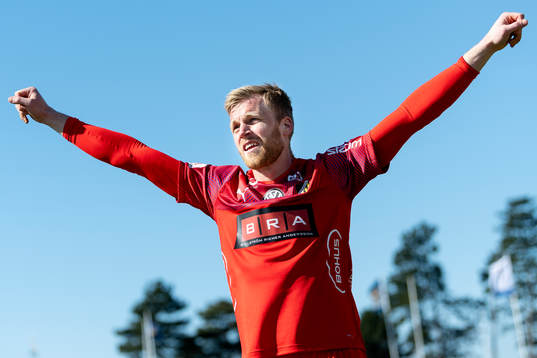 Häckens målvakt Peter Abrahamsson jublar