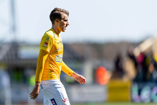 Falkenbergs Tobias Karlsson kliver av