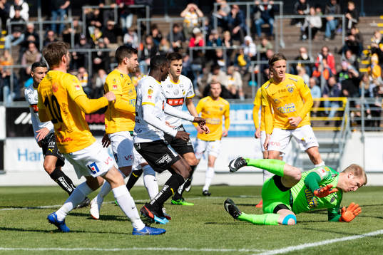 Häckens Elohor Ekpolo gör 0-1