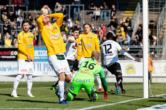 Häckens Elohor Ekpolo gör 0-1 och Falkenbergs spelare