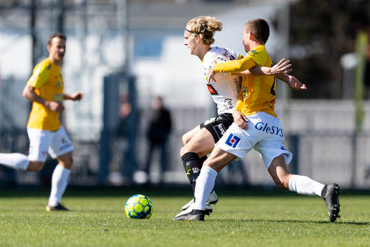 Häckens Gustav Berggren jagas av Falkenbergs John