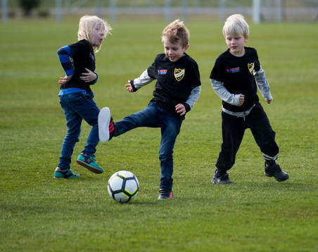 Nya små lirare provar på fotboll