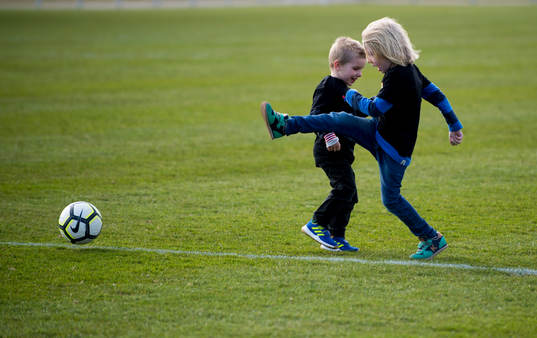Nya små lirare provar på fotboll