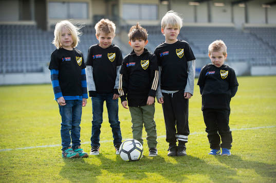 Nya små lirare provar på fotboll