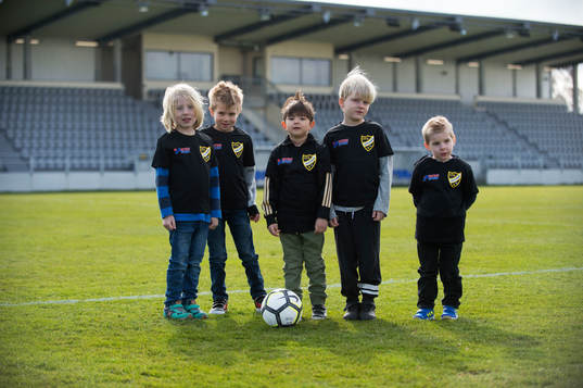 Nya små lirare provar på fotboll