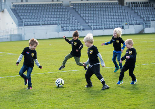 Nya små lirare provar på fotboll