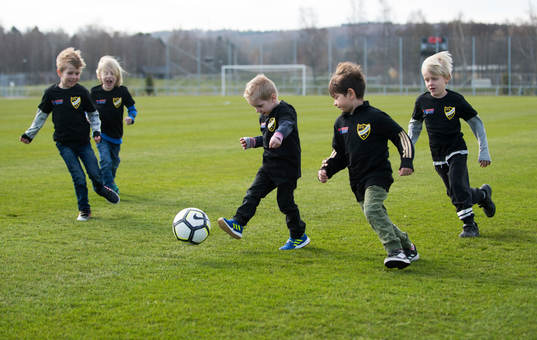 Nya små lirare provar på fotboll