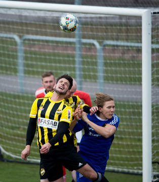IFK Hässleholms Egzon Ademi i matchen i division 2 mellan