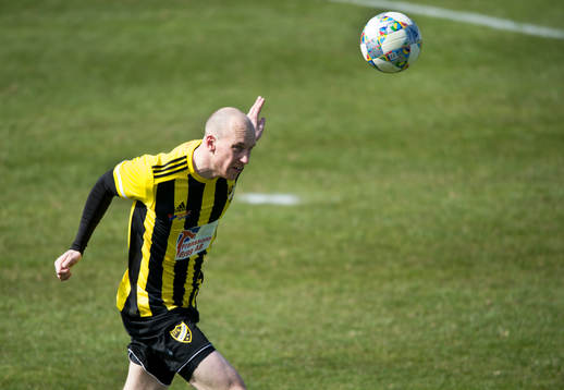 IFK Hässleholms Simon Henningsson i matchen i division 2