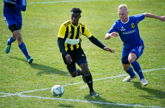 IFK Hässleholms Carl Mujaguzi i matchen i division 2