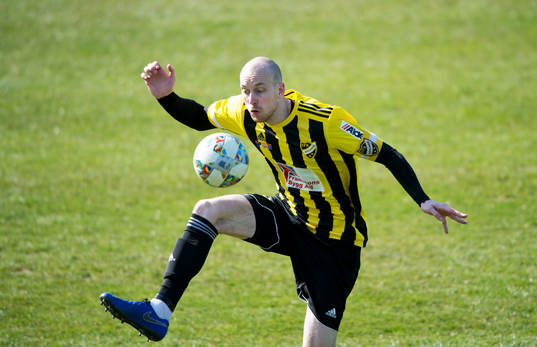 IFK Hässleholms lagkapten Simon Henningsson i matchen i