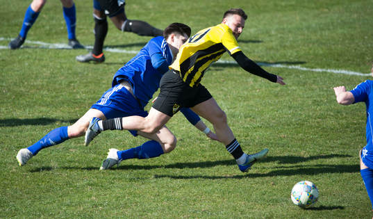 IFK Hässleholms Nicola Zivanovic i matchen i division 2