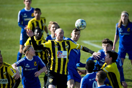 IFK Hässleholms Simon Henningsson i matchen i division 2