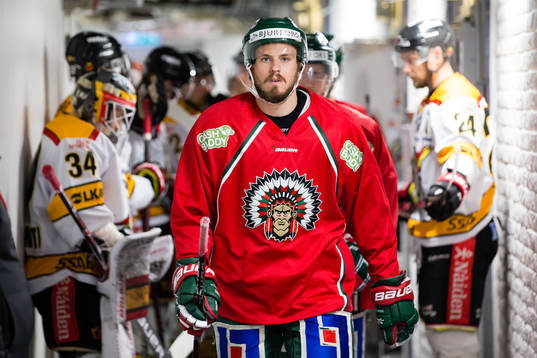 Frölundas Sebastian Stålberg på väg ut för att värma