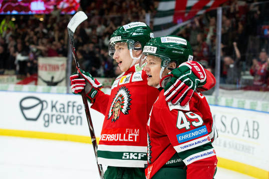 Frölundas Rhett Rakshani och Jacob Moverare jublar
