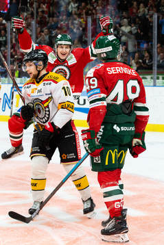 Frölundas Jacob Moverare jublar mot Rhett Rakshani
