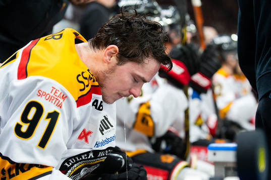 Luleås Austin Farley i båset