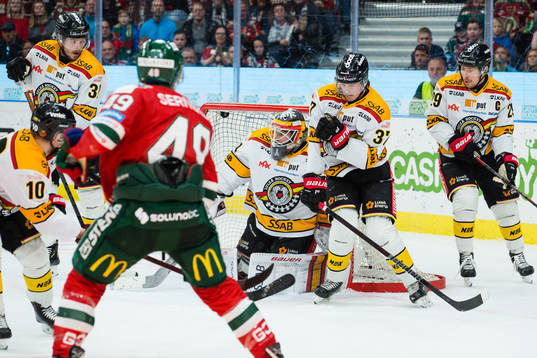 Frölundas Rhett Rakshani skjuter 1-0 bakom Luleås