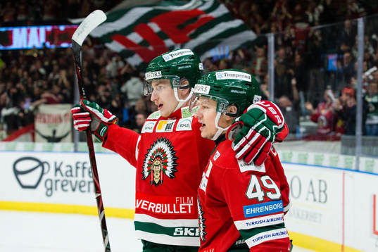 Frölundas Rhett Rakshani jublar ihop med Jacob Moverare