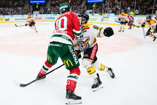 Frölundas Gustav Lindström tacklar Luleås Austin Farley