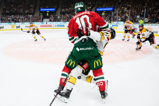 Frölundas Gustav Lindström tacklar Luleås Austin Farley