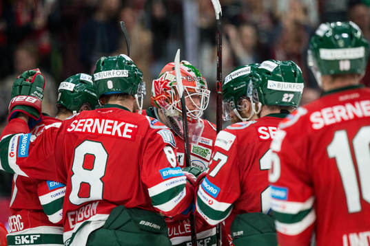 Frölundas målvakt Johan Mattsson omfamnas