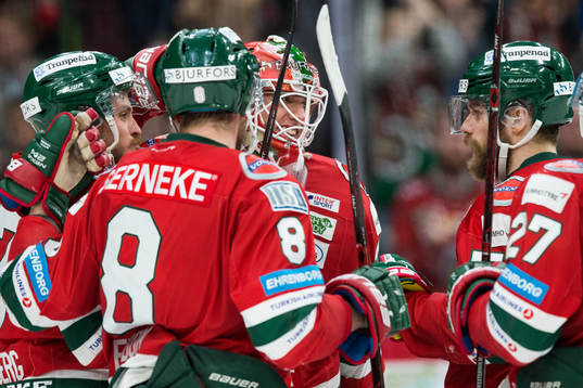 Frölundas målvakt Johan Mattsson omfamnas