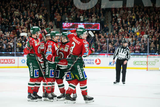 Frölundas Jacob Moverare jublar med lagkamrater